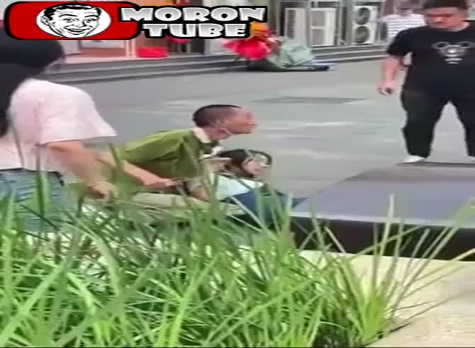 Video :A shovel blows out a guy holding a lady hostage while brandishing a chisel